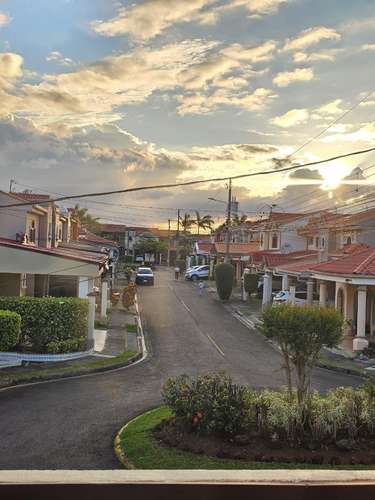 EN VENTA AMPLIA CASA - RESIDENCIAL EL PASO DE LAS GARZAS - BELEN