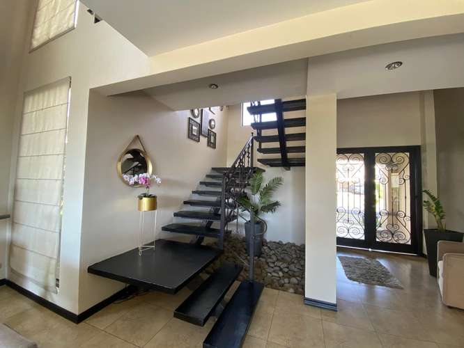Exclusiva casa de lujo en condominio Francosta con 3 niveles, jardín y seguridad 24 horas - Imagen 6