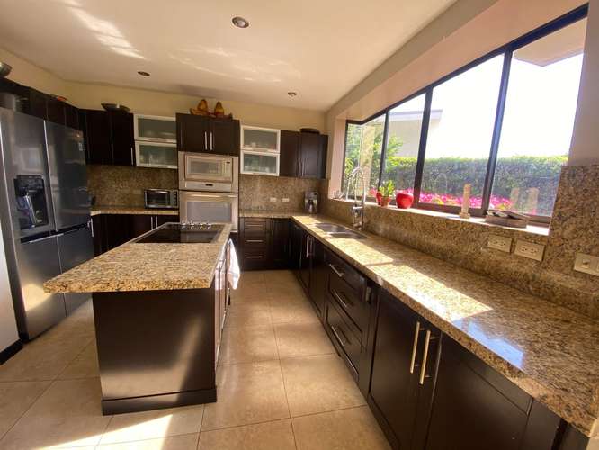 Exclusiva casa de lujo en condominio Francosta con 3 niveles, jardín y seguridad 24 horas - Imagen 4