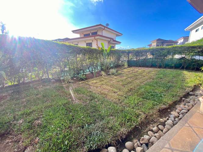Exclusiva casa de lujo en condominio Francosta con 3 niveles, jardín y seguridad 24 horas - Imagen 16