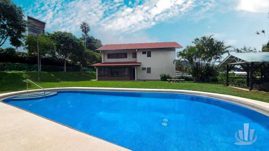 Amplia Propiedad en Alquiler en San Antonio de Escazú | Casa de Dos Niveles, Piscina y Uso Mixto - Imagen 13