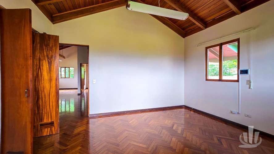 Amplia Propiedad en Alquiler en San Antonio de Escazú | Casa de Dos Niveles, Piscina y Uso Mixto - Imagen 6