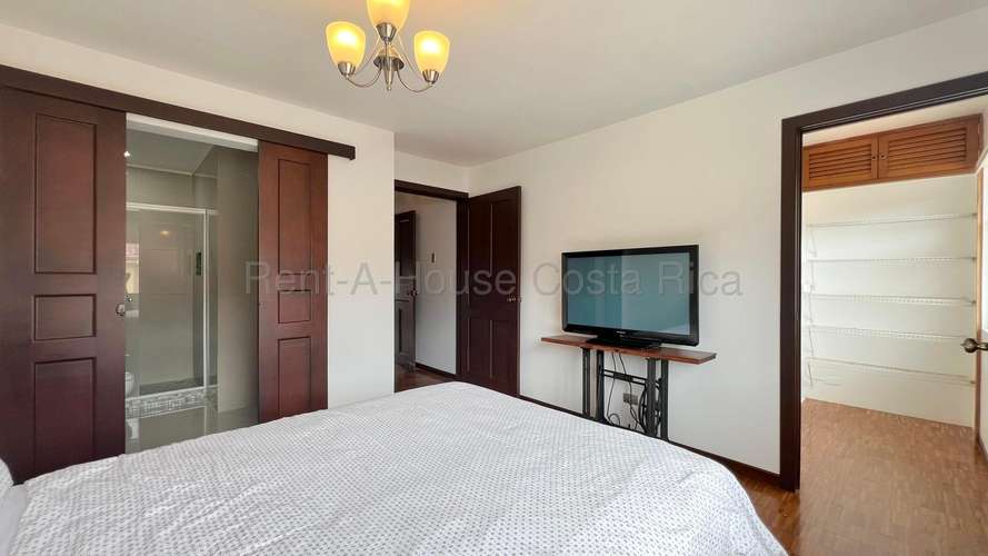 Casa en Alquiler con 2 habitaciones y amplio ático | Condominio en Bello Horizonte, Escazú. - Imagen 10