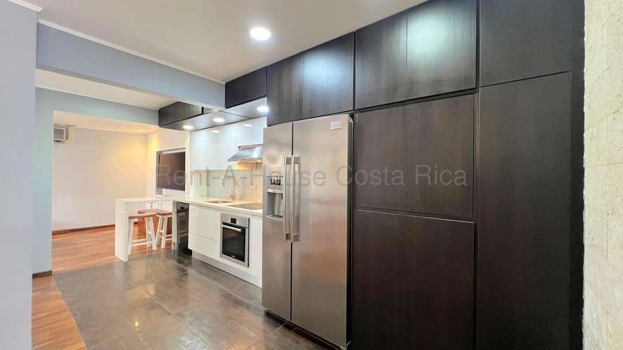 Casa en Alquiler con 2 habitaciones y amplio ático | Condominio en Bello Horizonte, Escazú. - Imagen 3