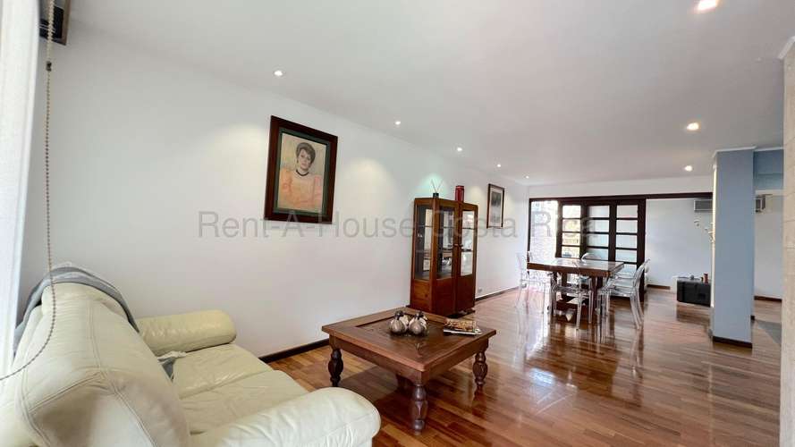 Casa en Alquiler con 2 habitaciones y amplio ático | Condominio en Bello Horizonte, Escazú. - Imagen 2