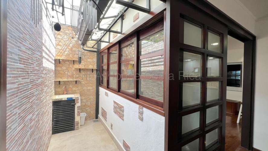 Casa en Alquiler con 2 habitaciones y amplio ático | Condominio en Bello Horizonte, Escazú. - Imagen 6