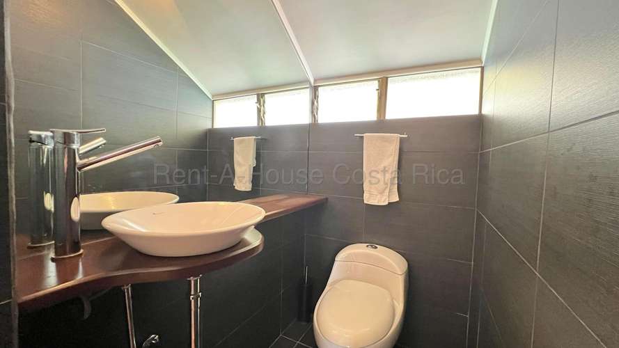 Casa en Alquiler con 2 habitaciones y amplio ático | Condominio en Bello Horizonte, Escazú. - Imagen 7