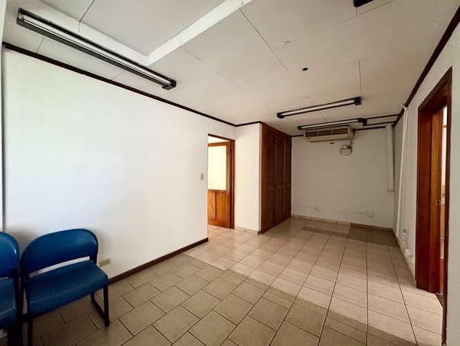Alquiler de Casa para Oficinas o Comercio en Rohrmoser | 615 m² | 6 Parqueos | Cerca de Plaza Mayor - Imagen 9