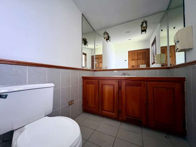 Alquiler de Casa para Oficinas o Comercio en Rohrmoser | 615 m² | 6 Parqueos | Cerca de Plaza Mayor - Imagen 4