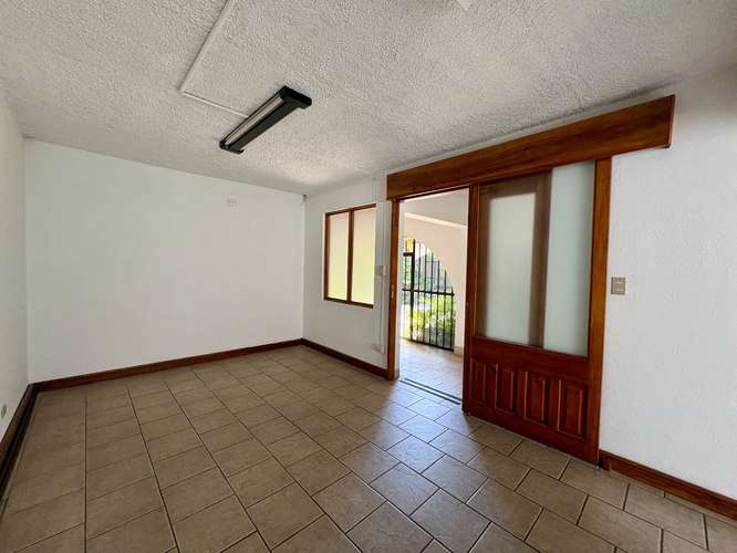 Alquiler de Casa para Oficinas o Comercio en Rohrmoser | 615 m² | 6 Parqueos | Cerca de Plaza Mayor - Imagen 6