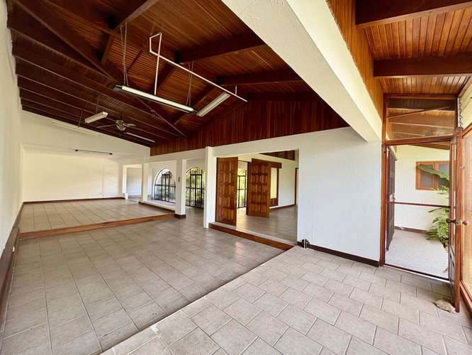 Alquiler de Casa para Oficinas o Comercio en Rohrmoser | 615 m² | 6 Parqueos | Cerca de Plaza Mayor - Imagen 3