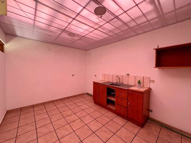 Alquiler de Casa para Oficinas o Comercio en Rohrmoser | 615 m² | 6 Parqueos | Cerca de Plaza Mayor - Imagen 8