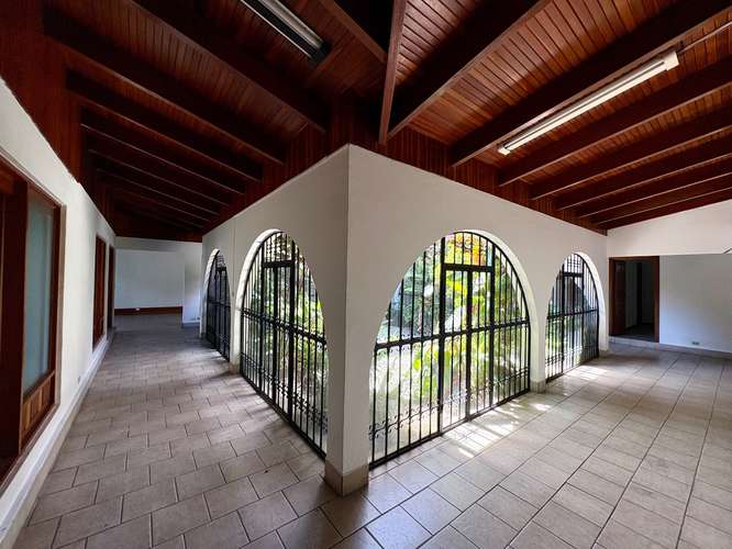 Alquiler de Casa para Oficinas o Comercio en Rohrmoser | 615 m² | 6 Parqueos | Cerca de Plaza Mayor - Imagen 2