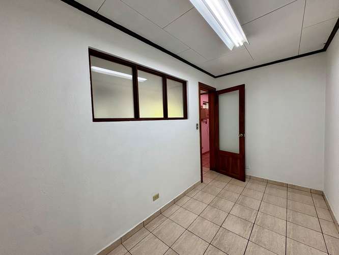 Alquiler de Casa para Oficinas o Comercio en Rohrmoser | 615 m² | 6 Parqueos | Cerca de Plaza Mayor - Imagen 7
