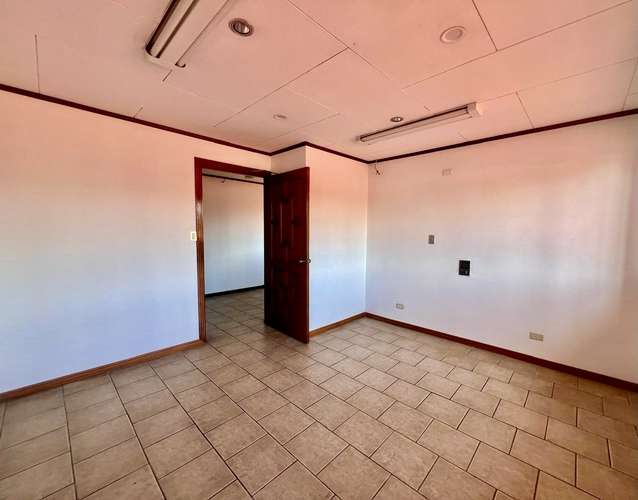Alquiler de Casa para Oficinas o Comercio en Rohrmoser | 615 m² | 6 Parqueos | Cerca de Plaza Mayor - Imagen 14
