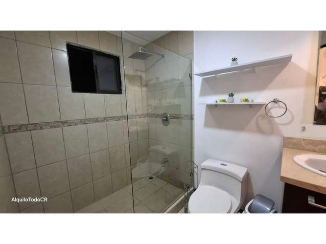 Town house familiar amueblado, Santa Ana ubicación céntrica - Imagen 13