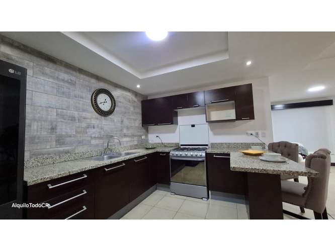 Town house familiar amueblado, Santa Ana ubicación céntrica - Imagen 6