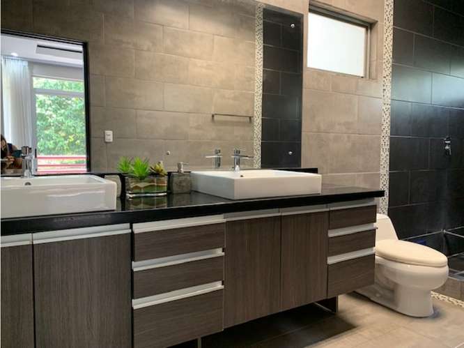 Moderna y Amplia casa Amueblada en Alquiler - Imagen 13
