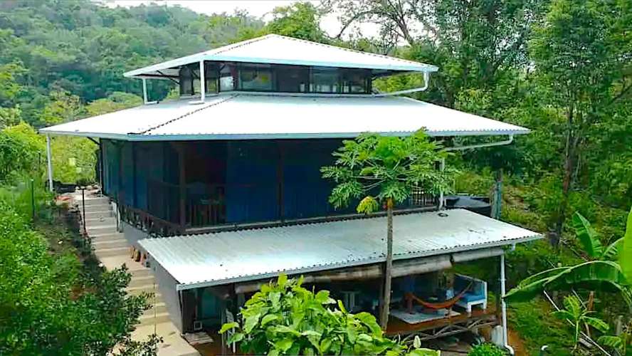 Casa de dos dormitorios y estudio en Santa Teresa a 500mts de la playa.