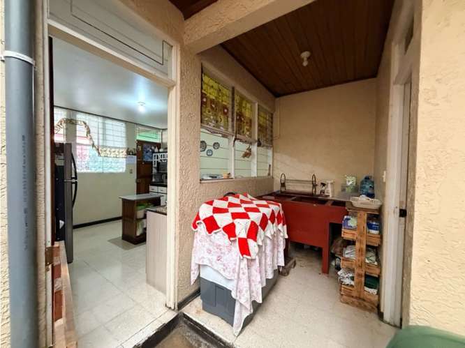 Venta de propiedad con dos casas. Muy céntrica - Imagen 3