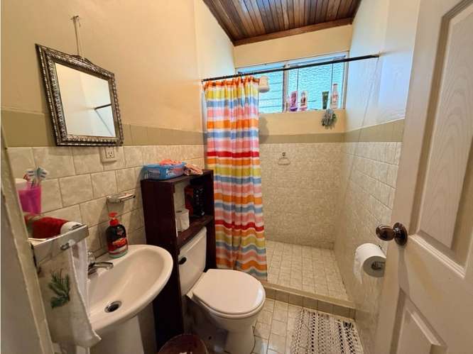 Venta de propiedad con dos casas. Muy céntrica - Imagen 10