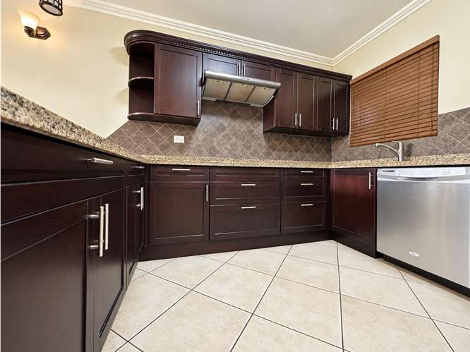 CASA EN VENTA EN CONDOMINIO SEGURO Y FAMILIAR EN GUACHIPELIN DE ESCAZU - Imagen 6