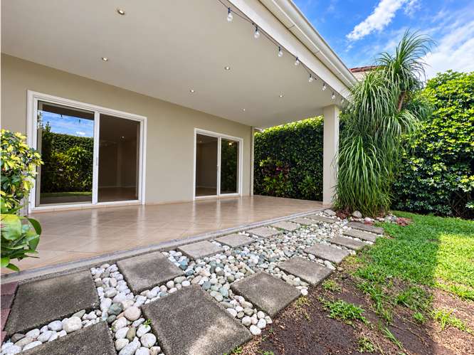 CASA EN VENTA EN CONDOMINIO SEGURO Y FAMILIAR EN GUACHIPELIN DE ESCAZU - Imagen 3