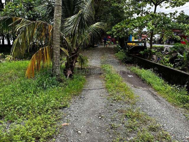 Venta de Lote en Limón-Centro. Tiene una servidumbre - Imagen 9