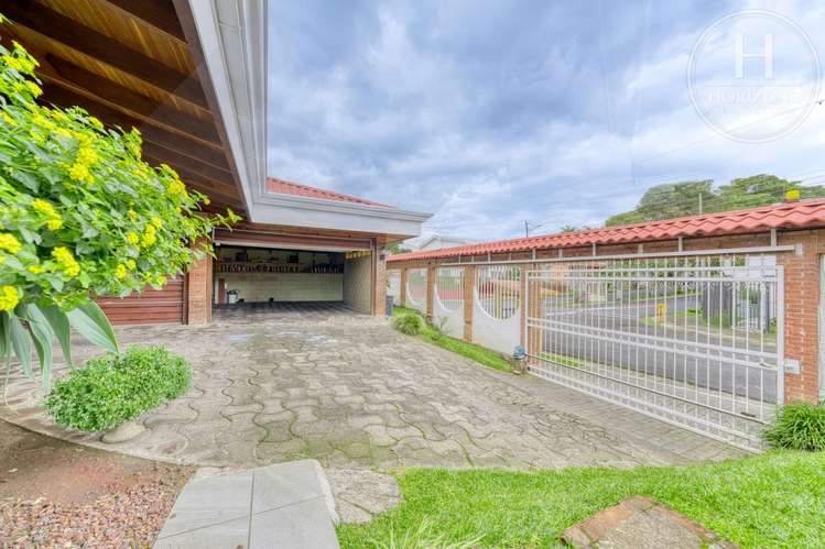 Se Vende Amplia Casa de Una Planta de 684 m² en Sabanilla de Montes de Oca NJA1441DM