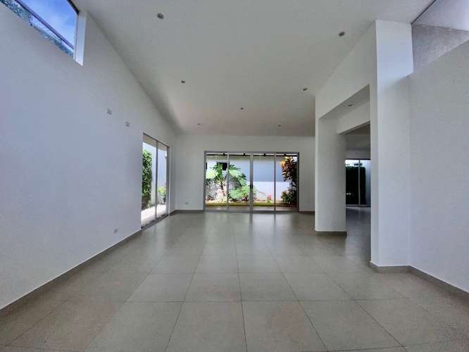 ALQUILER DE CASA DE UN PISO EN CONDO EN BRASIL SANTA ANA - Imagen 3