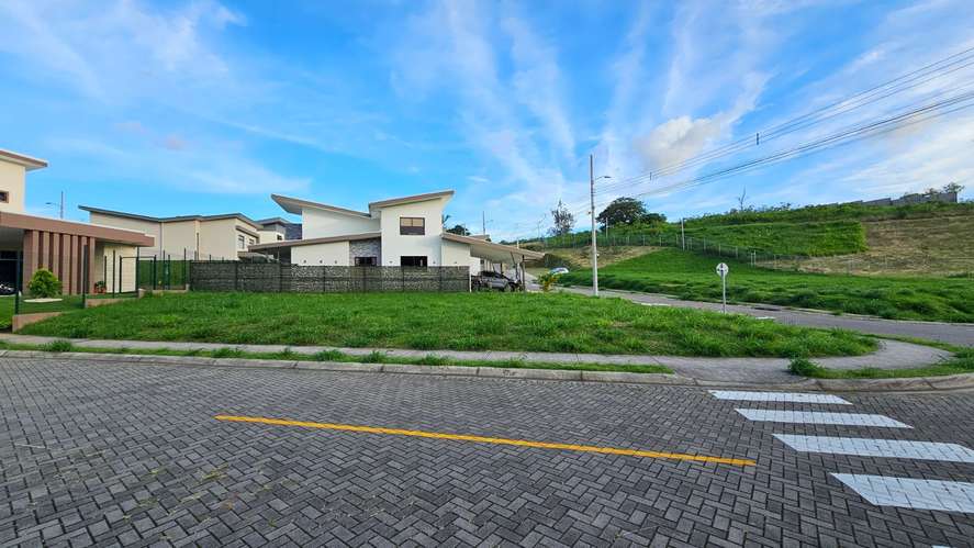 Venta de lote esquinero en exclusivo condominio – El Sauce en el Carmen de Guadalupe. Cod 25488 - Imagen 2