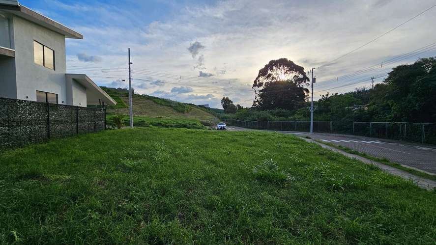 Venta de lote esquinero en exclusivo condominio – El Sauce en el Carmen de Guadalupe. Cod 25488