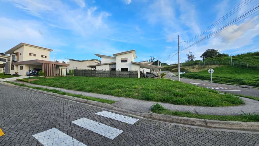 Venta de lote esquinero en exclusivo condominio – El Sauce en el Carmen de Guadalupe. Cod 25488 - Imagen 4