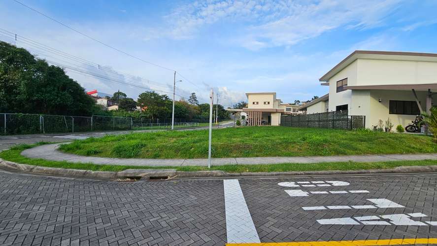Venta de lote esquinero en exclusivo condominio – El Sauce en el Carmen de Guadalupe. Cod 25488 - Imagen 3