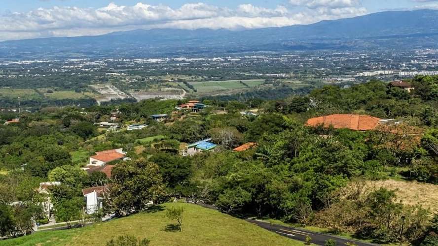 EN VENTA - AMPLIO LOTE CON HERMOSAS VISTAS PANORAMICAS - CIUDAD COLON