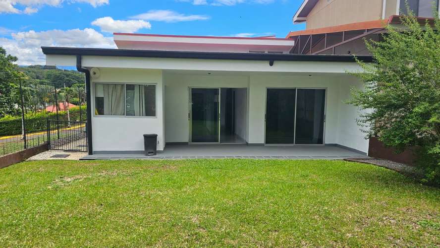Casa de una planta con jardín en Condominio El Puente, Grecia, Alajuela - Imagen 3