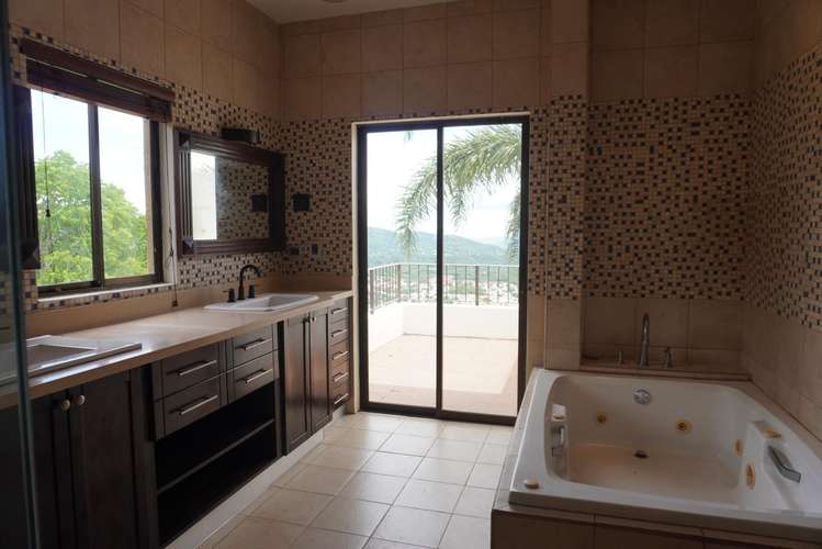 EN VENTA - AMPLIA CASA CON VISTAS PANORAMICAS - CIUDAD COLON - Imagen 12