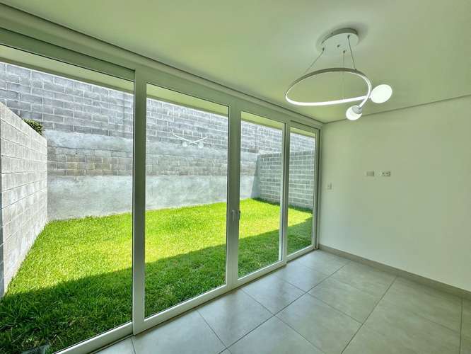 ¡Se Alquila bella casa en Guachipelín Norte de Escazú! 4 Parqueos