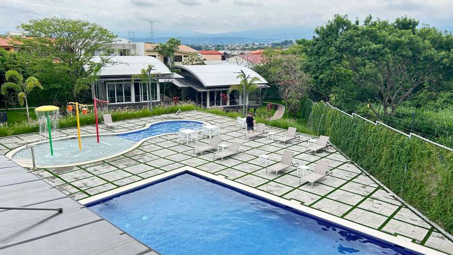 ¡Se Alquila bella casa en Guachipelín Norte de Escazú! 4 Parqueos