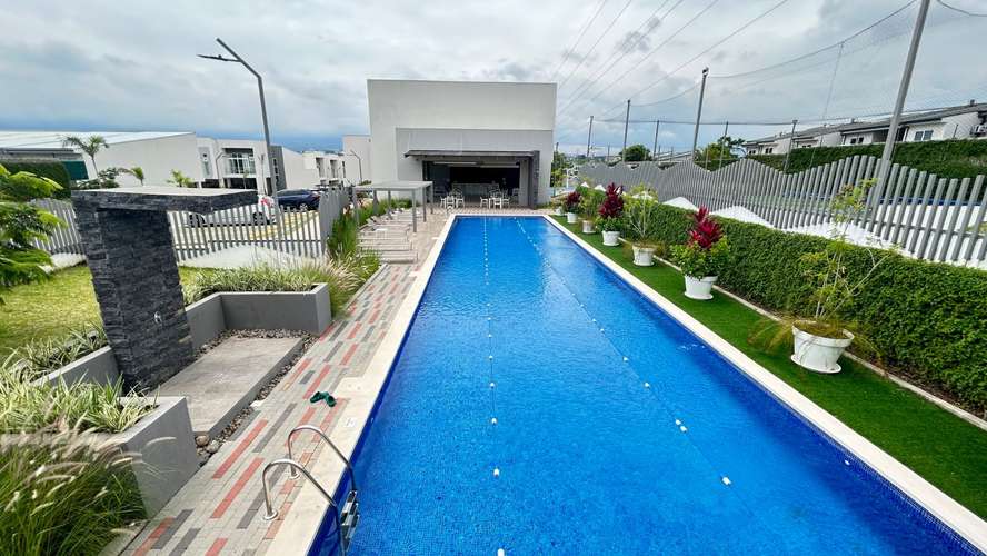 ¡Se Alquila bella casa en Guachipelín Norte de Escazú! 4 Parqueos