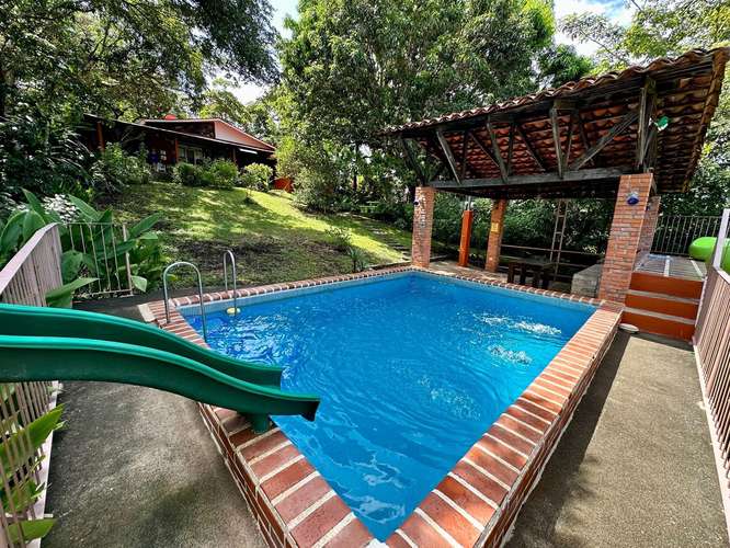 CASA AMUEBLADA CON PISCINA, AMPLIO TERRENO Y POTENCIAL DE INVERSIÓN - Imagen 2