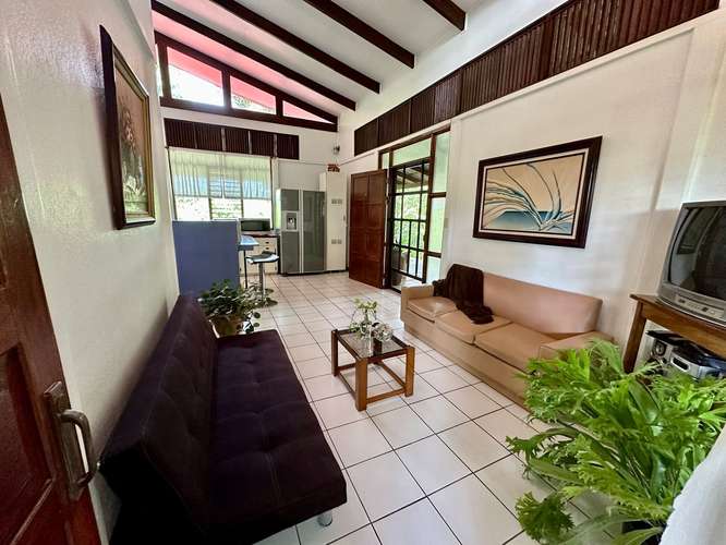 CASA AMUEBLADA CON PISCINA, AMPLIO TERRENO Y POTENCIAL DE INVERSIÓN - Imagen 7