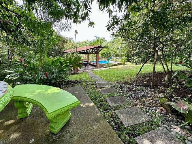 CASA AMUEBLADA CON PISCINA, AMPLIO TERRENO Y POTENCIAL DE INVERSIÓN - Imagen 19