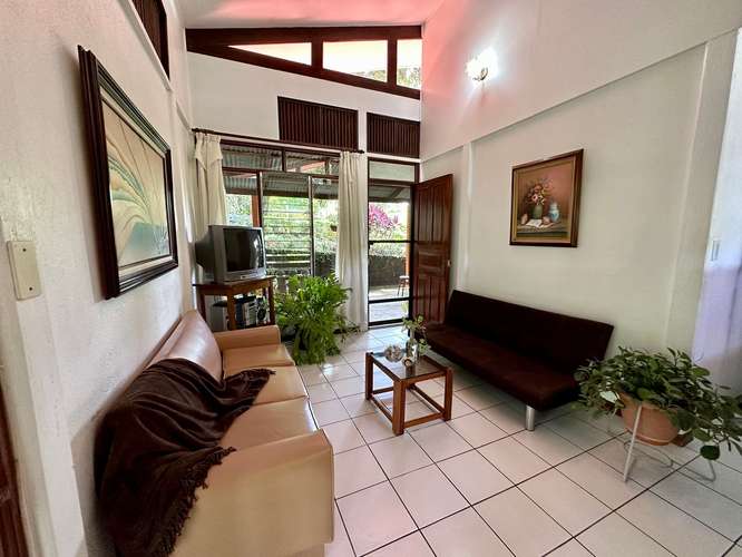 CASA AMUEBLADA CON PISCINA, AMPLIO TERRENO Y POTENCIAL DE INVERSIÓN - Imagen 5