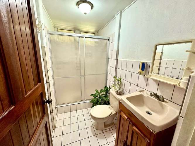 CASA AMUEBLADA CON PISCINA, AMPLIO TERRENO Y POTENCIAL DE INVERSIÓN - Imagen 10