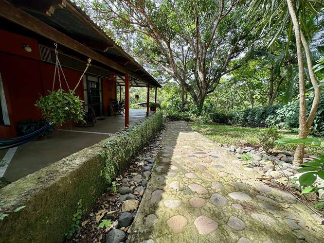 CASA AMUEBLADA CON PISCINA, AMPLIO TERRENO Y POTENCIAL DE INVERSIÓN - Imagen 16