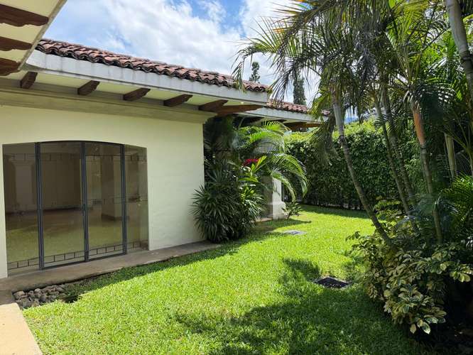 Preciosa casa de un piso con jardín - Imagen 4