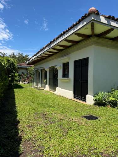 Preciosa casa de un piso con jardín - Imagen 17