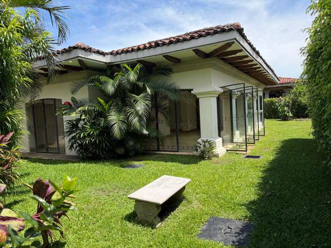 Preciosa casa de un piso con jardín - Imagen 1