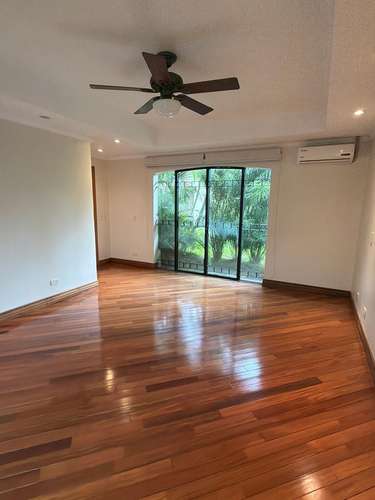 Preciosa casa de un piso con jardín - Imagen 15
